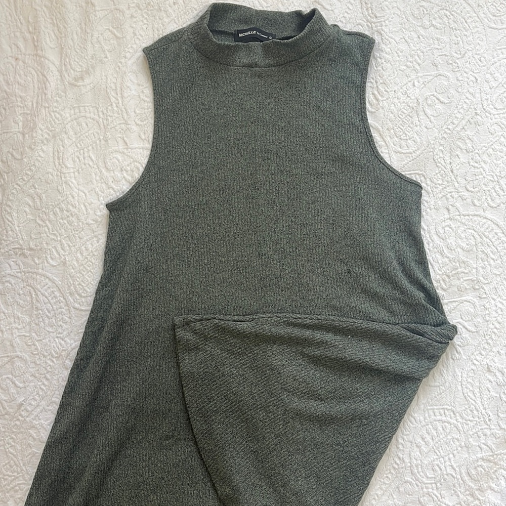 Green dress. Cotton fiber.  Elastic and comfortable